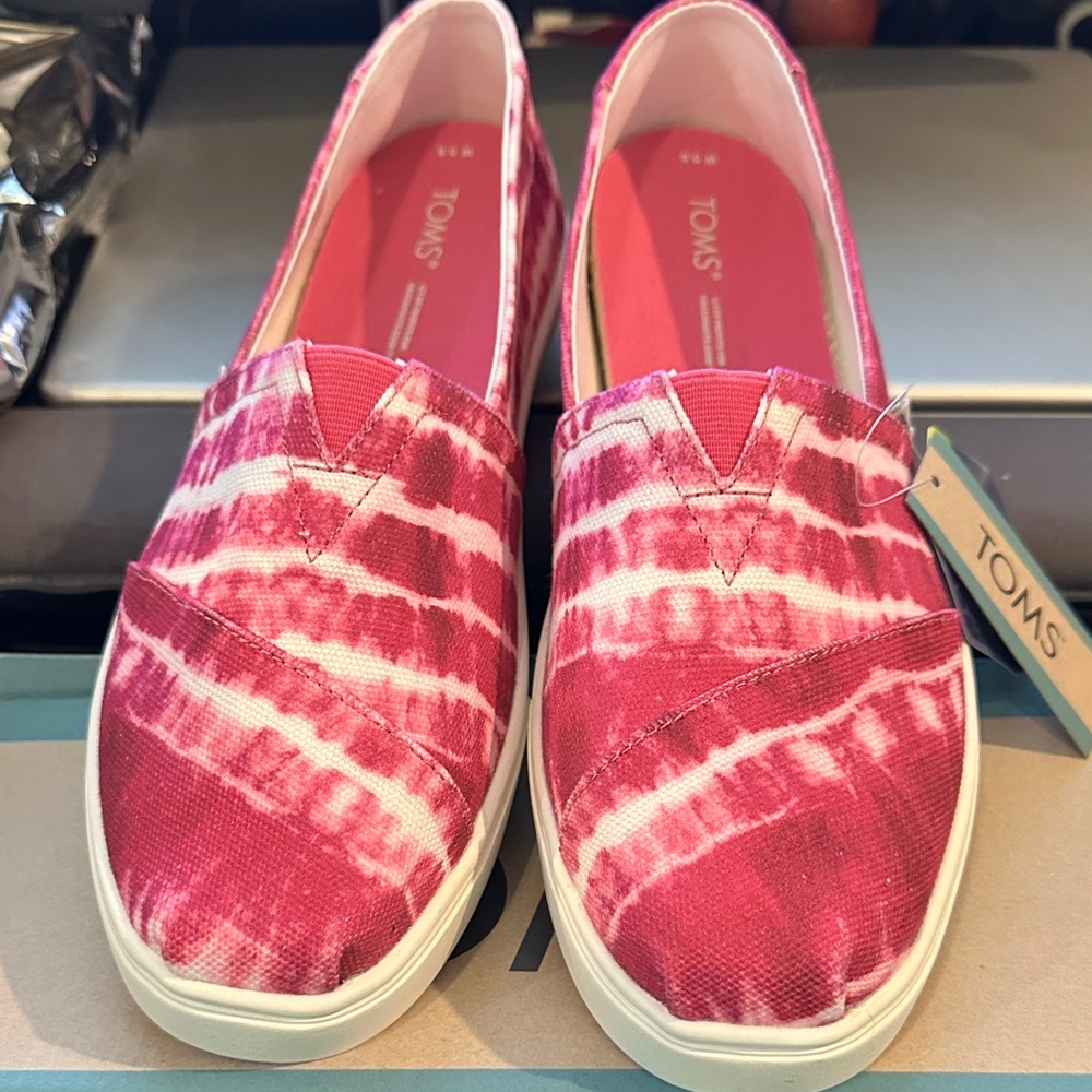 TOMS Women's Vibrant Pink Tie-Dye Loafers